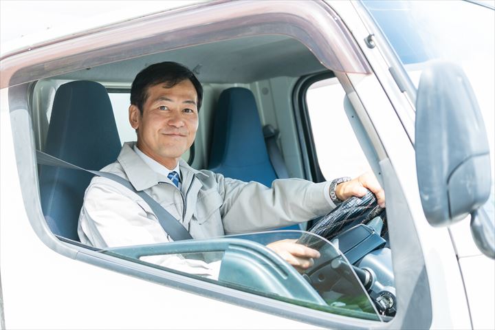 《八幡市》週払いOK・4ｔ車でのチルド品や米飯商品のコンビニ配送ドライバー！（Web面接OK・業務延長ほぼ無し）