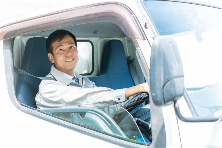 《大阪市西淀川区》週払いOK・4ｔ車での常温商品の店舗配送ドライバー！（Web面接OK・週休2日）