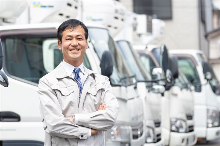 《大阪市住之江区》週払いOK・4ｔ車での企業向け一般貨物の集配ドライバー！（Web面接OK・土日休み）