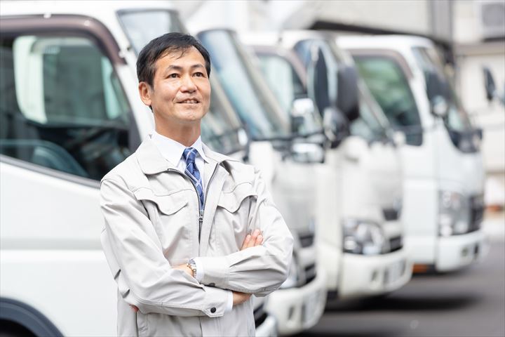 《大和郡山市》週払いOK・4ｔ車でのセンターや工場への冷蔵食品の配送ドライバー！（Web面接OK・短時間18:00～1:00）