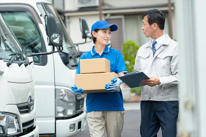《港区》週払いOK・2ｔ車での食品や日用品の個宅配送ドライバー！（土日休み・高時給）