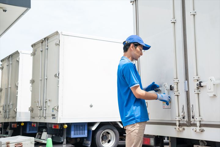 《川崎市川崎区》週払いOK・4ｔ車での食品のセンター間配送ドライバー！（週休2日・高収入）