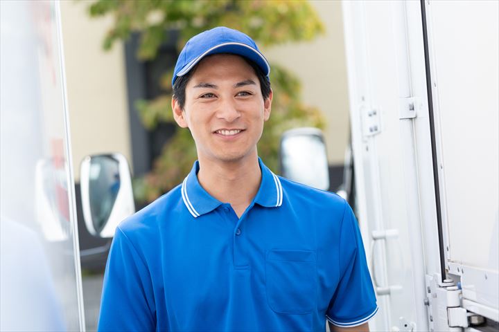 《枚方市》週払いOK・4ｔ車での食品や雑貨のセンター間配送ドライバー！（Web面接OK・土日休み）