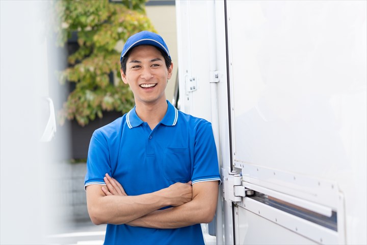 《門真市》週払いOK・4ｔ車でのコンビニへ常温商品の店舗配送ドライバー！（高収入・週休2日）