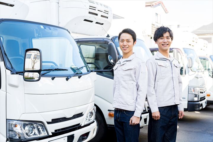 《尼崎市》週払いOK・4ｔ車でのスーパーへの食品配送ドライバー！（週休2日・時間外勤務ほぼ無し）