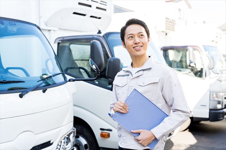 《川口市》週払いOK・4ｔ車でのチルド品のセンター間配送ドライバー！（週休2日・日勤）