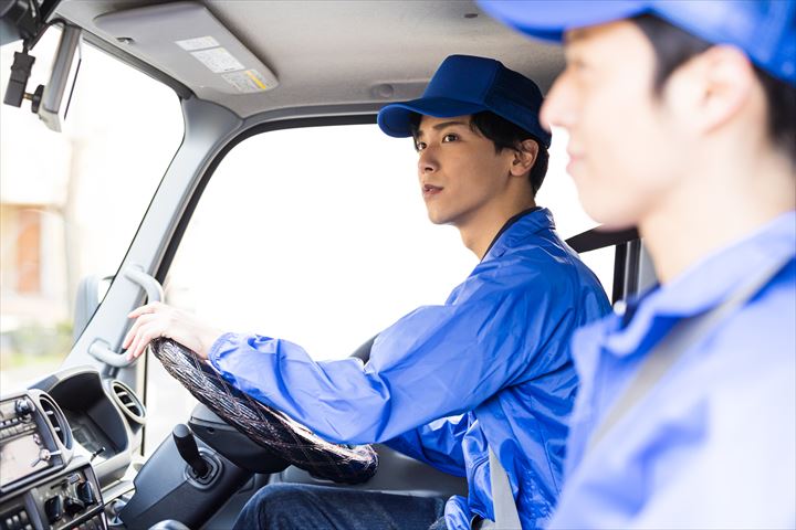 《高崎市》週払いOK・4ｔ車でのパンなどの工場間配送ドライバー兼構内作業スタッフ！（高収入・週休2日）