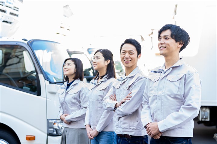 《吉川市》週払いOK・2ｔ車でのチルドや米飯のコンビニ配送ドライバー！（高収入・週休2日）