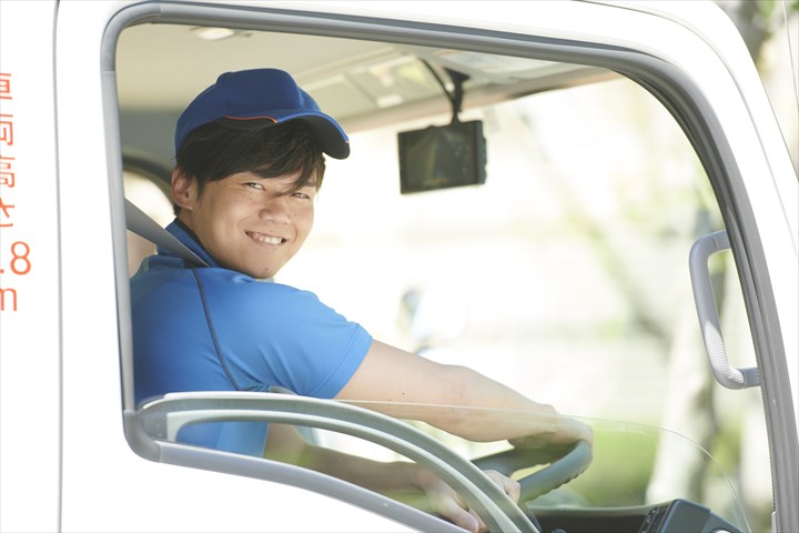 《豊田市》週払いOK・大型車でのフォークリフトの工場配送ドライバー！（Web面接OK・週休2日）