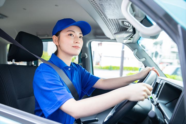 《新宿区》週払いOK・普通車でのデイサービス利用者の送迎ドライバー！（Web面接OK・高時給）