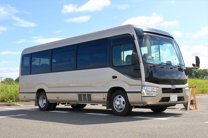 《摂津市》週払いOK・バスでの企業や学校などへの送迎ドライバー！（Web面接OK・高時給）