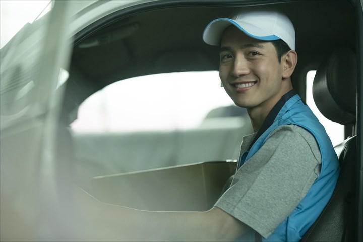 《足立区》週払いOK・2ｔ平車での季節タイヤの配送ドライバー！（Web面接OK・高時給）