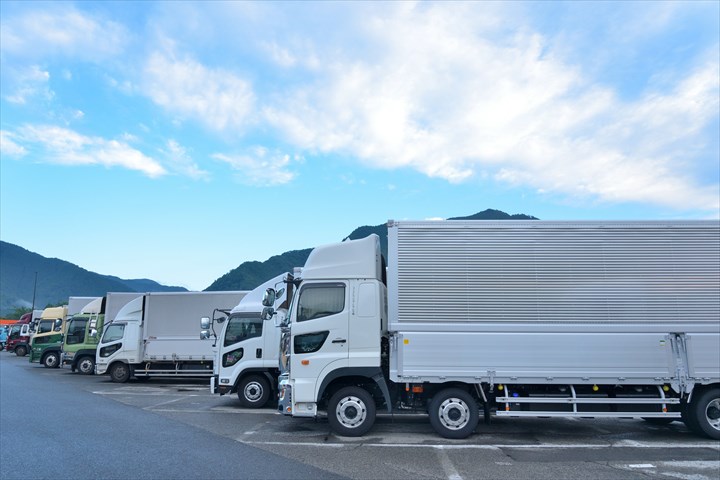 《八潮市》週払いOK・大型車での郵便物のセンター間ピストン輸送ドライバー！（高収入・2023年1月15日までの短期）