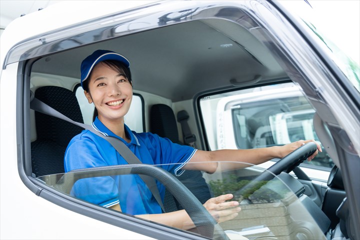 《川越市》週払いOK・3ｔ～4ｔ車でのドライ商品のコンビニ配送ドライバー！（Web面接OK・高収入）