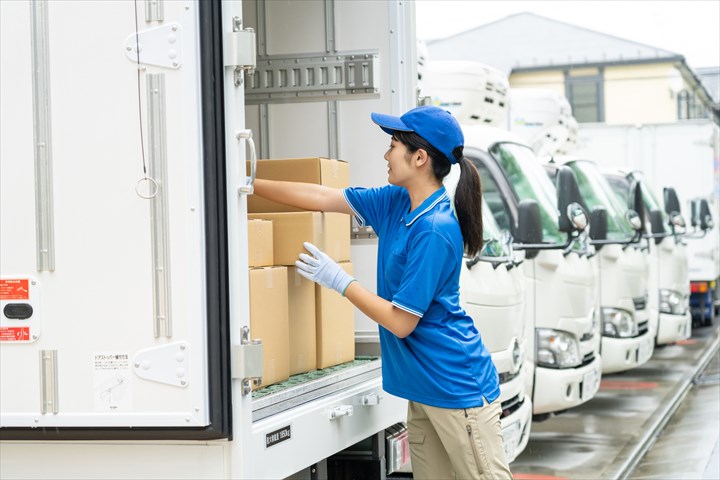 《高浜市》週払いOK・4ｔ車での食品のセンター間配送ドライバー！（Wワーク歓迎・日曜のみ）