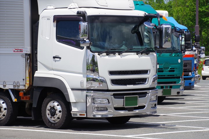 《府中市》週払いOK・5ｔ車でのスーパーへのチルド食品の配送ドライバー！（Web面接OK・高収入）