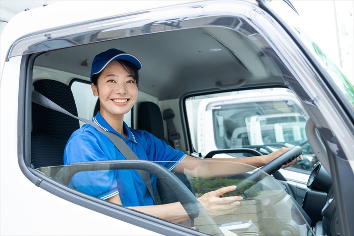 《練馬区》週払いOK・2ｔ車でのコンビニへのお弁当配送ドライバー！（Web面接OK・ルート配送）