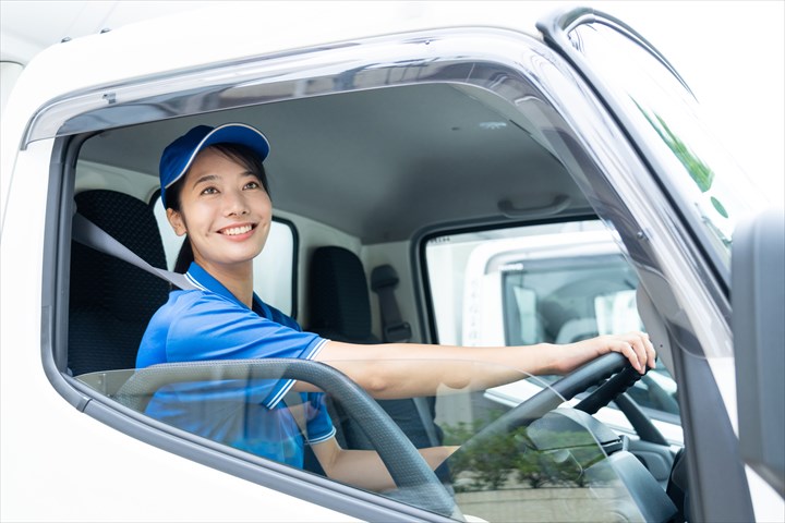 《北葛城郡広陵町》週払いOK・4ｔ車でのドライ、チルド品の店舗配送ドライバー！（Web面接OK・週休2日）