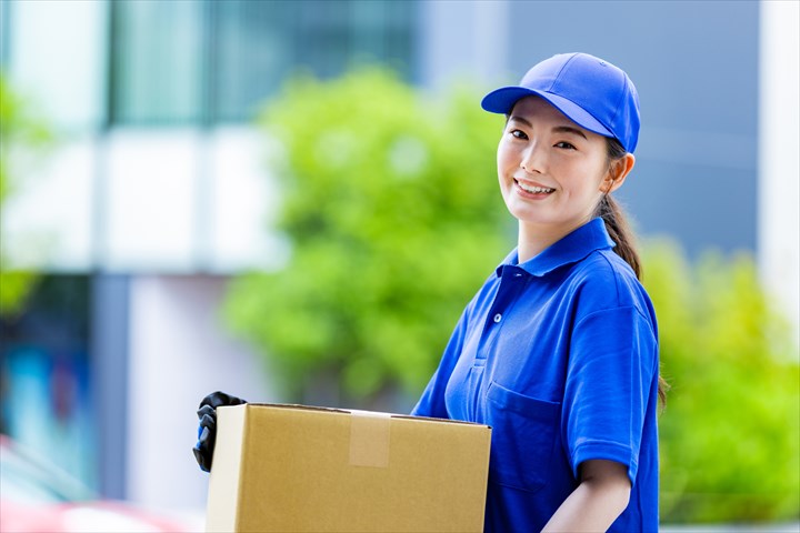 《名古屋市中区》週払いOK・普通車でのホテルやレストランへのクリーニング品の集配ドライバー！（Web面接OK・高収入）