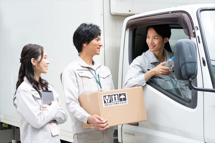 《大阪市大正区》週払いOK・4ｔ車での企業や店舗へのアパレル品等の配送ドライバー！（土日祝休み・Wワーク歓迎）