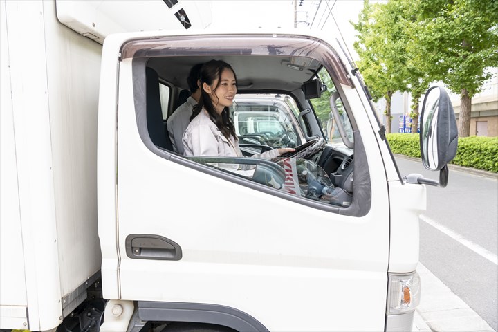《葛飾区》週払いOK・3ｔ車でのコンビニ配送ドライバー！（Web面接OK・高収入）