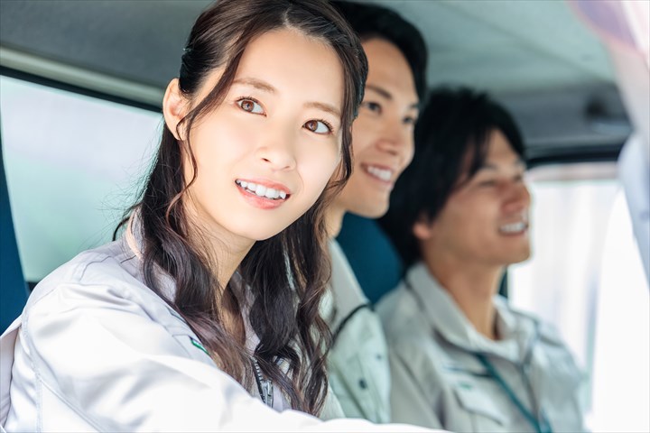 《高槻市》週払いOK・4ｔ車での野菜のセンター間配送ドライバー！（日勤・高時給）