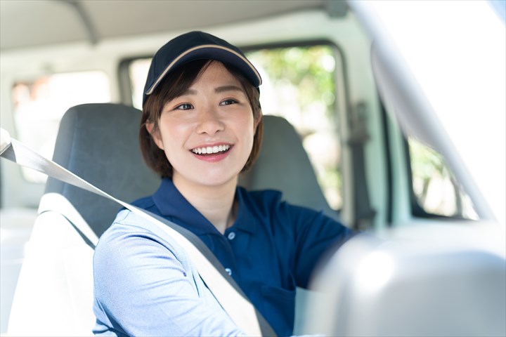 《浜松市中央区》週払いOK・ハイエースでの内装資材配送ドライバー！（高時給・AT限定OK）