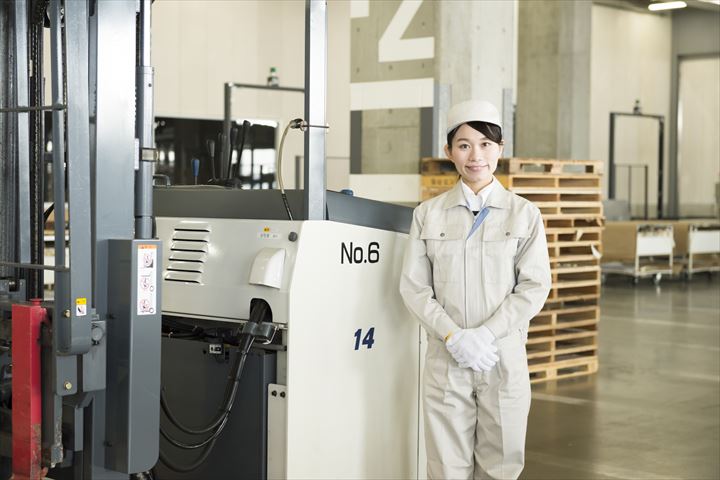 《高槻市》週払いOK・フォークリフトでの冷蔵商品の入出庫スタッフ！（Web面接OK・週休2日）