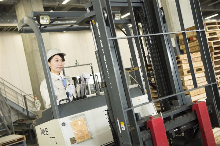 《八千代市》週払いOK・倉庫内でのフォークリフトを使用した食品の入出庫作業スタッフ！（高時給・夜勤帯）