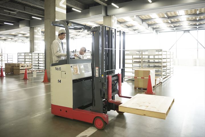 《八尾市》週払いOK・リーチフォークを使用したプラスチック製品の入出庫作業スタッフ！（Web面接OK・土日休み）