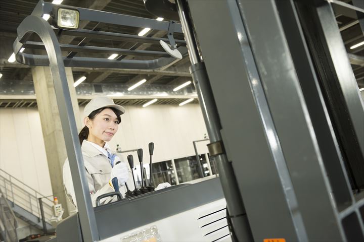 《江東区》週払いOK・フォークリフトでの家具の積み下ろしスタッフ！（超高時給・3月末までの短期）