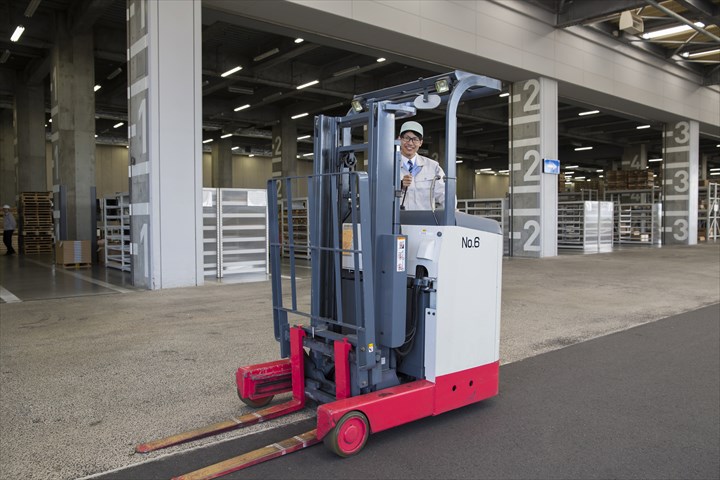 《名古屋市港区》週払いOK・大型車での金属品の工場間輸送ドライバー！（土日休み・日勤帯）