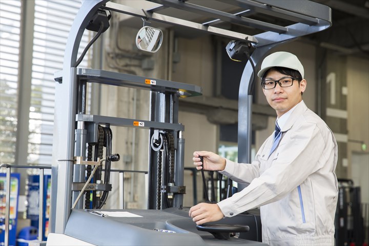 《大阪市西淀川区》週払いOK・リーチフォークでのお菓子の運搬格納業務スタッフ！（Web面接OK・土日休み）