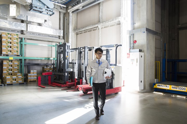 《高座郡寒川町》週払いOK・リーチフォークを使用したパン原料の棚入れ、棚出し作業スタッフ！（Web面接OK・高収入）