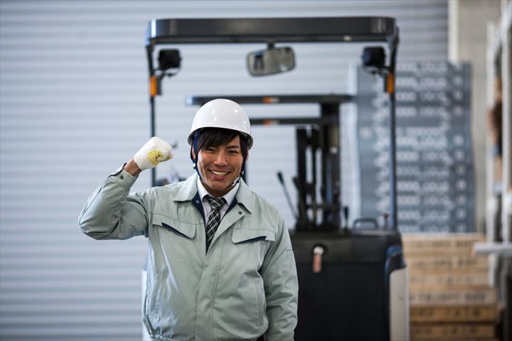 《西宮市》週払いOK・リーチフォークでの日用品の入出庫作業スタッフ！（2023年1月15日までの短期・短時間17:00～22：00）