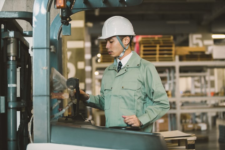 《入間郡三芳町》週払いOK・フォークリフトでの建築資材の入出庫スタッフ！（高時給・日勤帯）