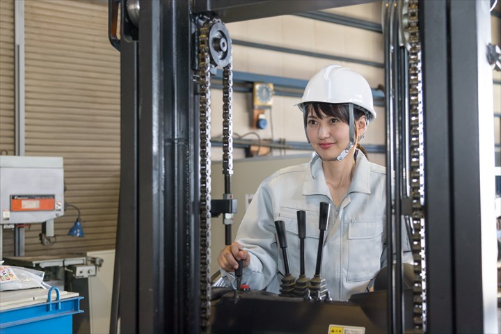 《大田区》週払いOK・フォークリフトでの青果の仕分け作業スタッフ！（週休2日・資格を活かす）