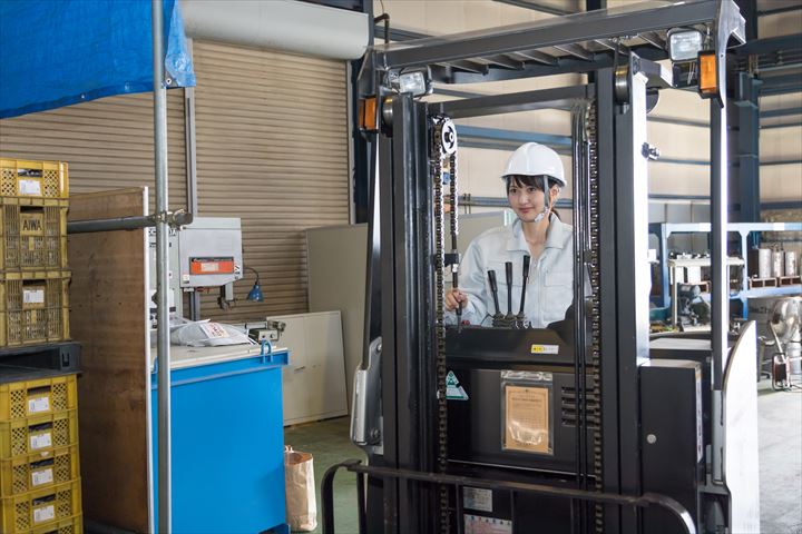 《座間市》週払いOK・フォークリフトでの冷凍倉庫内での入出庫作業スタッフ！（シニア活躍中・週休2日・残業ほぼ無し）