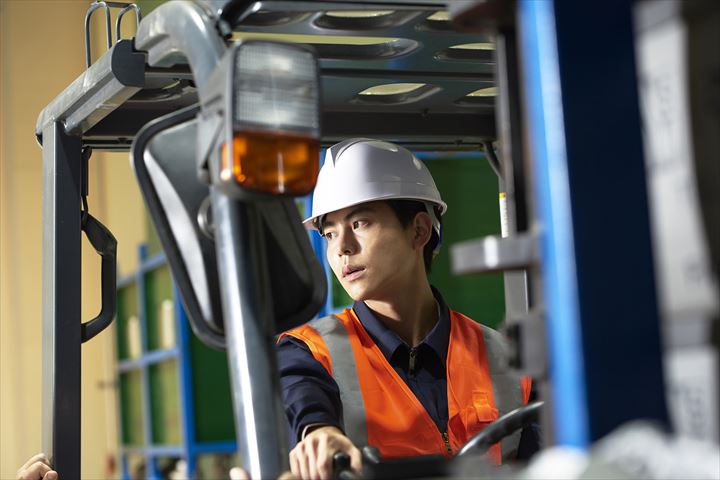 《大田原市》週払いOK・フォークリフトでの医療機器などの構内作業スタッフ！（土日祝休み・日勤）