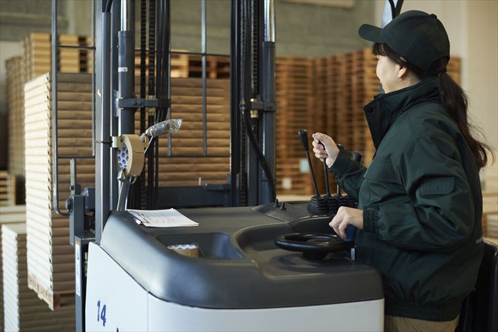 《大阪市西淀川区》週払いOK・リーチフォークを使用した食品の入出庫作業スタッフ！（Web面接OK・曜日固定休み）