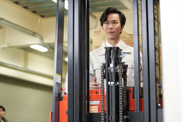 《大阪市西淀川区》週払いOK・リーチフォークでの食品の入出庫作業スタッフ！（高時給・無料送迎バスあり）