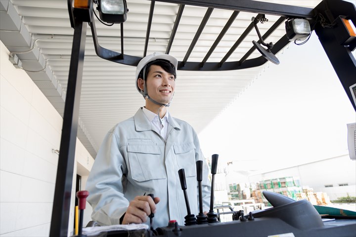 《さいたま市桜区》週払いOK・フォークリフトでの試験体の入出庫作業スタッフ！（Web面接OK・高時給）