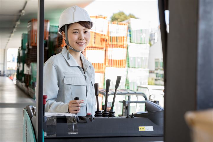 《三田市》週払いOK・リーチフォークでの加工食品の入出庫作業スタッフ！（Web面接OK・週休2日）