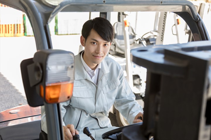 《成田市》週払いOK・リーチフォークの食品の出庫作業スタッフ！（高収入・週休2日）