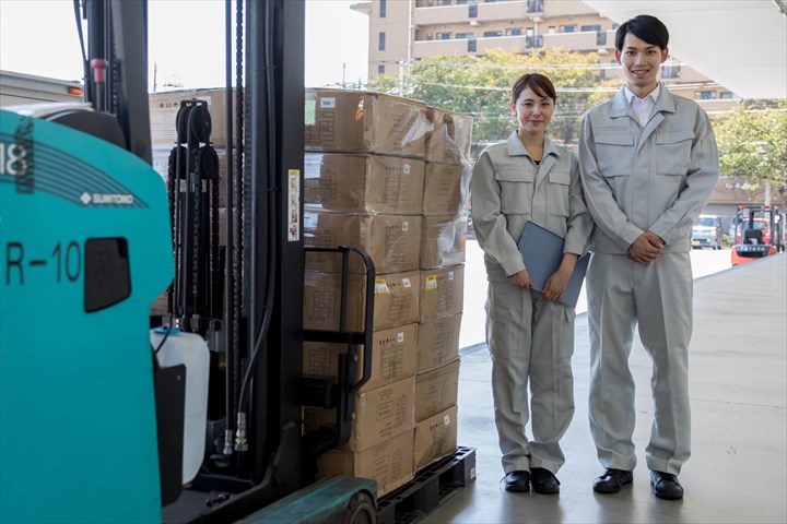 《名古屋市南区》週払いOK・フォークリフトを使用した自動車部品の積み付け作業スタッフ！（未経験歓迎・土日祝休み）