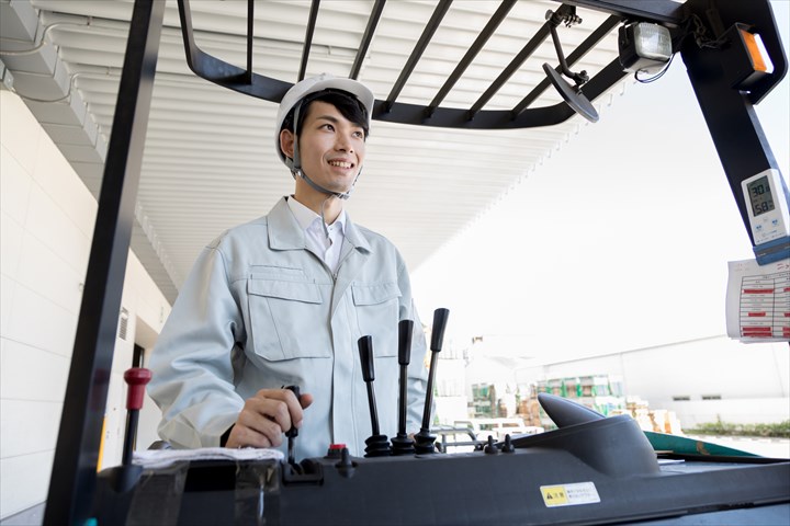 《厚木市》週払いOK・カウンターフォークを使用した住宅資材の入出庫作業スタッフ！（Web面接OK・土日祝休み）