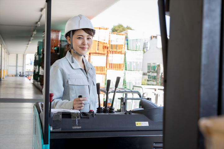 《京田辺市》週払いOK・フォークリフトでのレンタル足場材の入出庫作業スタッフ！（週休2日・高時給）