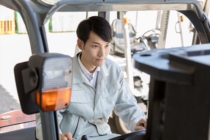 《板橋区》週払いOK・フォークリフトでの紙製品の入出庫作業スタッフ！（Web面接OK・高収入）