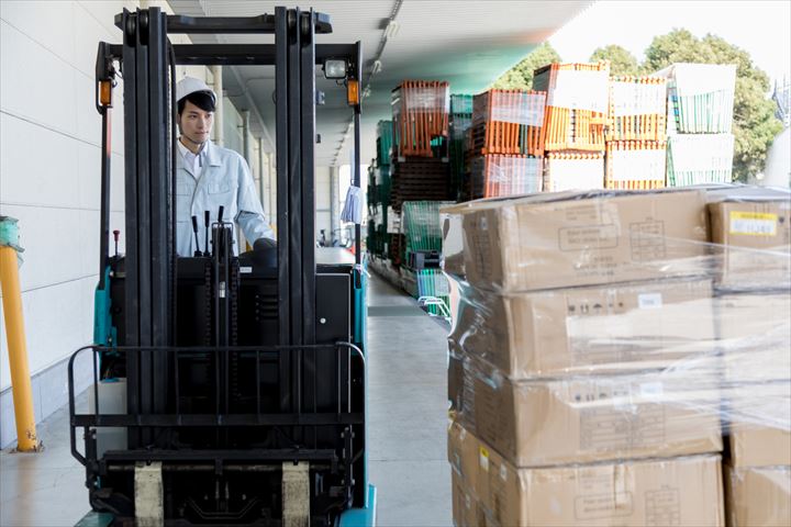《神戸市東灘区》週払いOK・リーチフォークを使用した家電や日用品などの入出庫スタッフ！（週休2日・高時給・実働8時間）