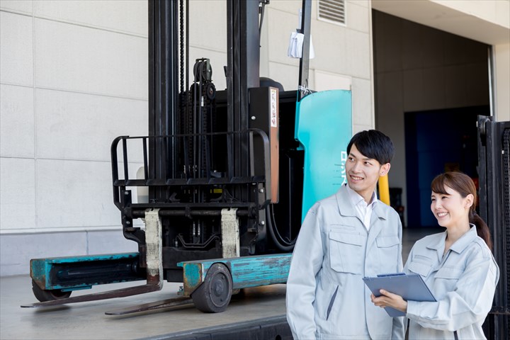 《堺市堺区》週払いOK・フォークリフトでの石鹸などの入出庫作業スタッフ！（土日祝休み・日勤）